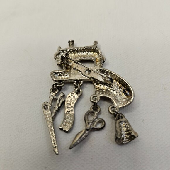 Silver Tone Sewing Machine Dangling Charms Brooch Unmarked Pin - Picture 4 of 8
